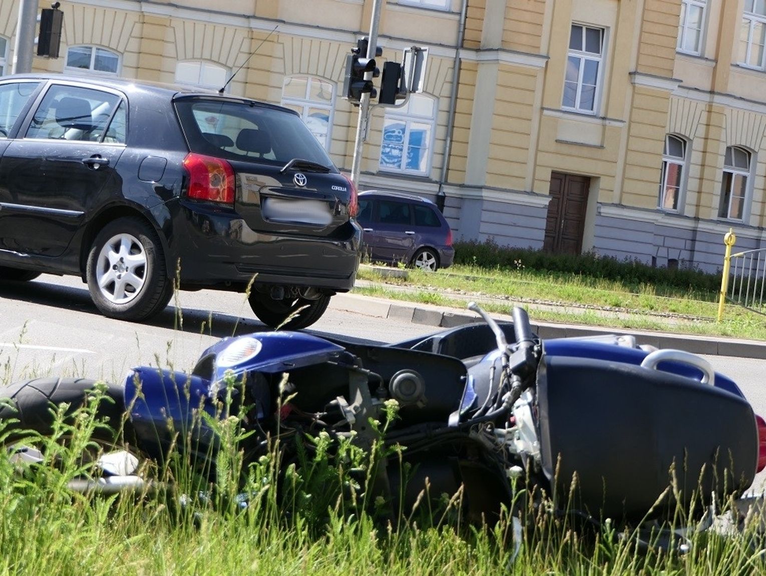 Zderzenie Skutera Z Samochodem Na Ulicy Pocztowej