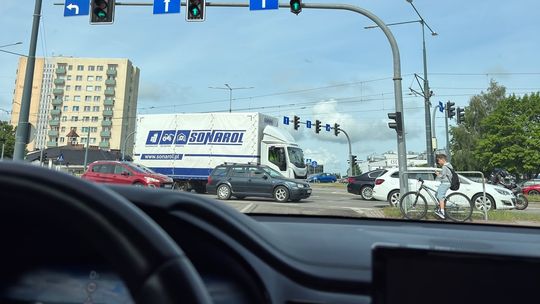 Dlaczego korki na Teatralnej nie znikają? Nie chodzi tylko o światła
