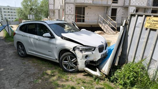 Kierowca BMW uderzył w ogrodzenie przy ul. Fromborskiej [ZDJĘCIA]