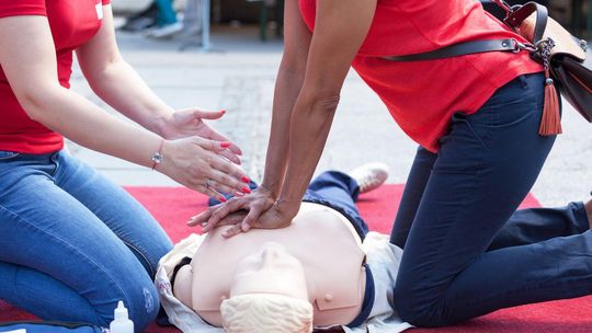 Nauczą ratować życie. Bezpłatny trening pierwszej pomocy w Elblągu
