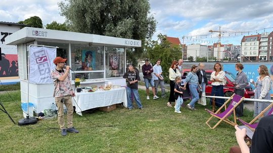 Nie trzeba wielkiej galerii, żeby spotkać wielką sztukę. „Patrz” w Kulturalnym Kiosku [FOTO]