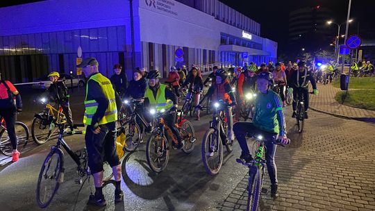 Nocny przejazd rowerami przez Elbląg