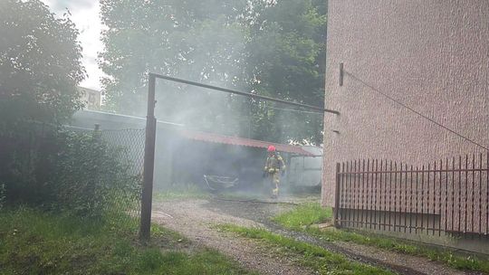 Od godziny 17 do dziś. Strażacy walczyli z jednym autem. Powodem była bateria hybrydy