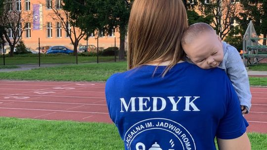 Praca z dziećmi może być Twoją przyszłością. Medyk zaprasza na bezpłatną naukę
