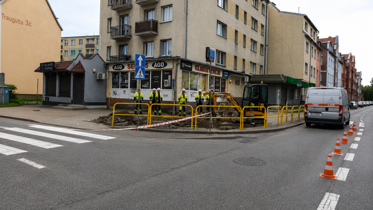 Strażacy i gazownicy na Słonecznej. Ulica częściowo zamknięta