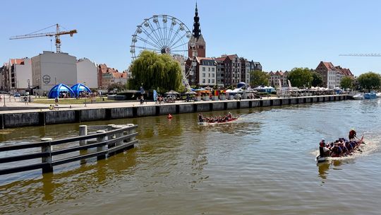Walka o każdy metr! Na Rzece Elbląg trwają Wyścigi Smoczych Łodzi [FOTO]