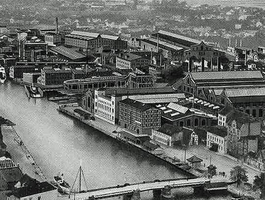 10 lipca 1944 roku wszystkie zakłady należące do znacjonalizowanej spółki Schichau A.G. zatrudniały 44 tys. ludzi