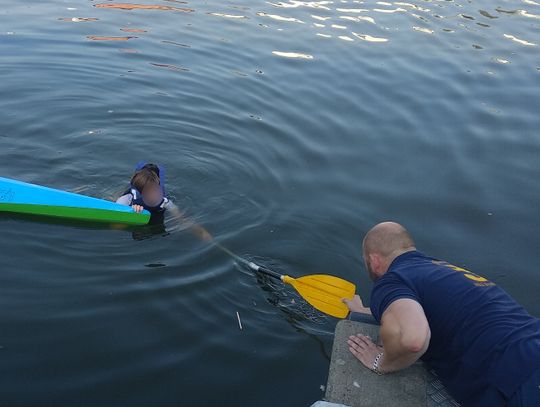 13-latek wpadł do rzeki Elbląg i nie mógł się z niej wydostać