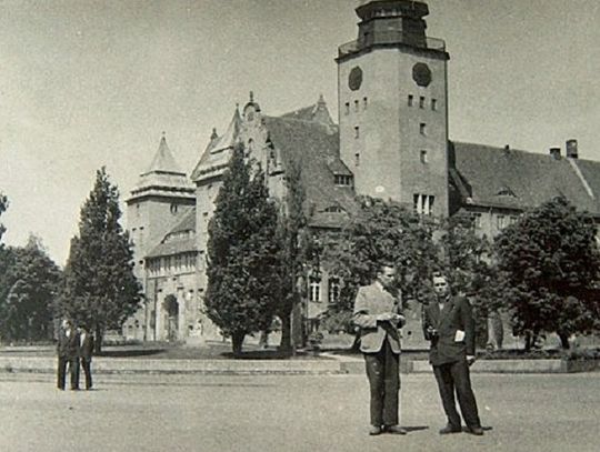 13 lipca 1949 roku rozpoczęto prace niwelacyjne i ubijanie cegły na placu przed Prezydium (dziś Urząd Miejski). Plac uzyskał nieformalną nazwę „Czerwony”