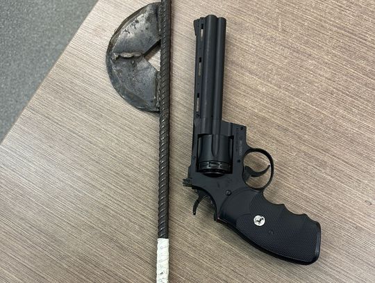 16-latek z "siekierą" i "rewolwerem". Policjanci przekazali go matce 16-latek z "siekierą" i "rewolwerem". Policjanci przekazali go matce