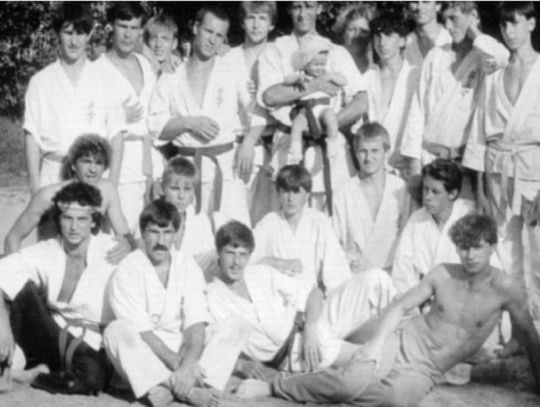 16 lipca 1985 roku w wieku 35 lat zmarł Aleksander Płyszewski, wybitny sportowiec, sędzia klasy międzynarodowej, kierownik wyszkolenia Elbląskiego Klubu Karate