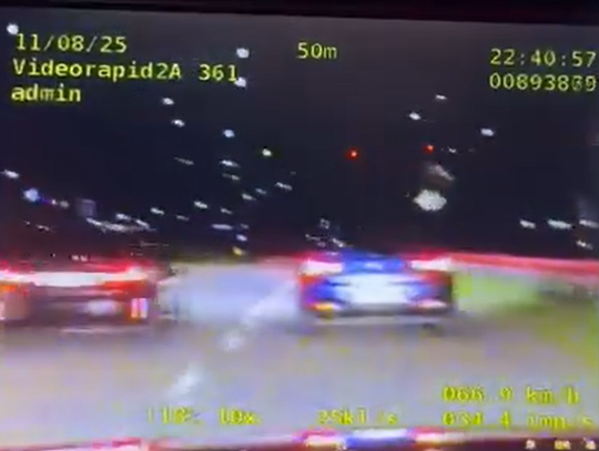 18-latek wyprzedzał na przejściu dla pieszych. Stracił prawo jazdy [WIDEO]