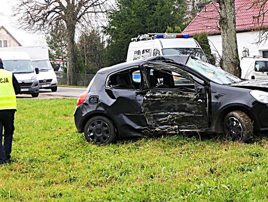 19-latka rozbiła się na drzewie