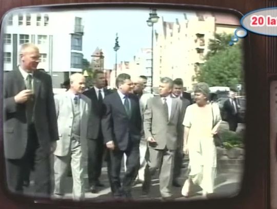 20 lat temu... do Elbląga na kilka godzin wpadł ówczesny prezydent RP Aleksander Kwaśniewski. Zajrzał do stoczni, która niedługo potem upadłą i spotkał się z elblążanami, którzy nie mówili po polsku...