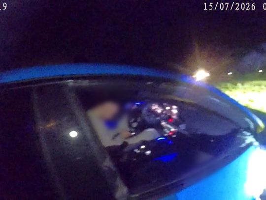 24-latek rozbił Audi RS5 i zasnął za kierownicą. Policjanci wybili szybę