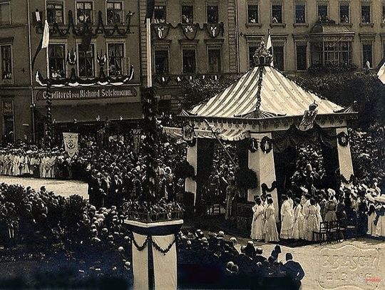 24 lipca 1905 roku w obecności cesarzowej Augusty Viktorii i księcia Eitela Fryderyka na Placu Fryderyka Wilhelma (Friedrich-Wilhelm-Platz, dziś Plac Słowiański) odsłonięto pomnik Wilhelma I