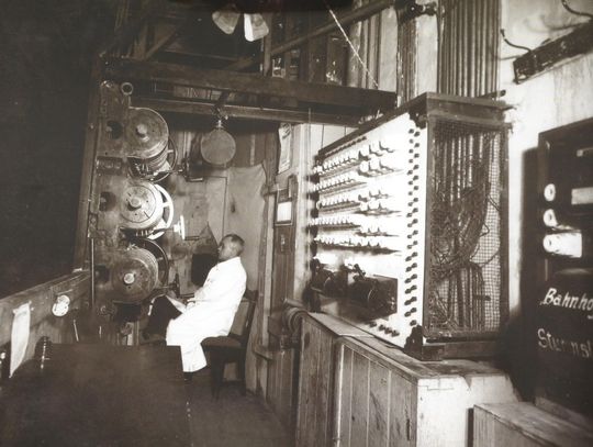 30 czerwca 1918 roku władze Elbląga odkupiły od przedsiębiorstwa tramwajowego prywatną elektrownię z ul. Szpitalnej