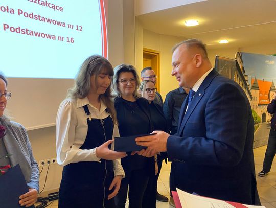 31 uczniów z Elbląga uhonorowanych miejskimi stypendiami.