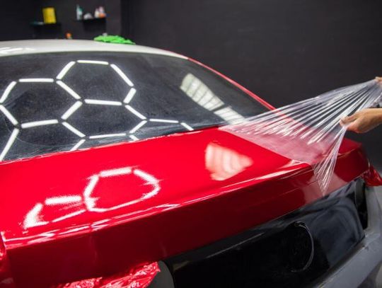 5 powodów, dla których przedsiębiorcy inwestują w oklejanie aut