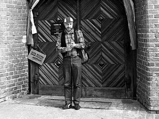 7 lipca 1998 roku w wieku 40 lat zmarł artysta plastyk, dyrektor Galerii-El Andrzej Szadkowski