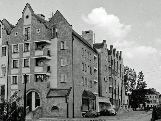 9 lipca 1986 roku wydano pozwolenie na realizację zabudowy kamienic staromiejskich  przy ulicach Kowalska - Stary Rynek - Wieżowa 