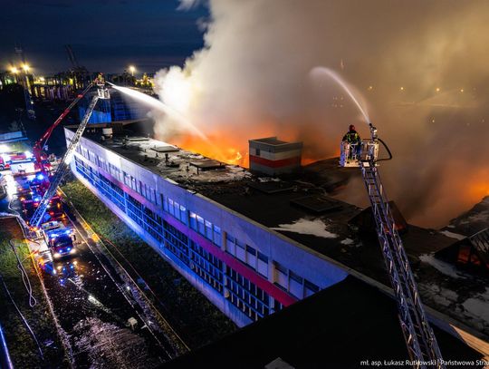 Akcja gaśnicza hali magazynowej w porcie w Gdańsku [FOTO]