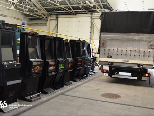 Akcja KAS w Elblągu. Przeszukali ciężarówkę Akcja KAS w Elblągu. Przeszukali ciężarówkę