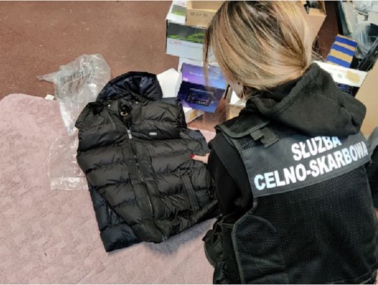 Akcja KAS w Elblągu. Przeszukali mieszkania i magazyny