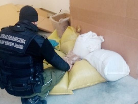 Akcja Straży Granicznej w Elblągu, funkcjonariusze ujawnili w garażu towar o wartości ponad 100 tysięcy zł!
