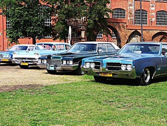 Amerykańskie auta i motocykle już przed Galerią EL