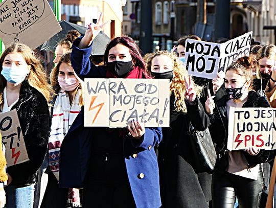 Apel Kaczyńskiego nic nie zmienił. Młodzież w Elblągu spontanicznie zorganizowała protest! [ZDJĘCIA]