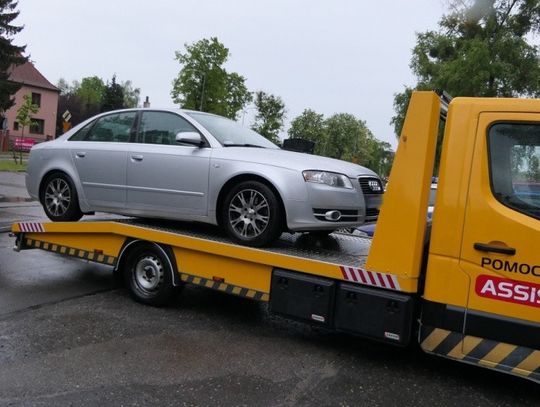 Audi na lawetę, a 23 latek dalej poszedł pieszo 