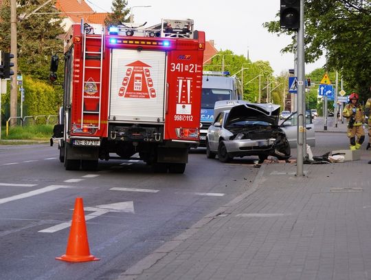 Audi wylądowało na słupie