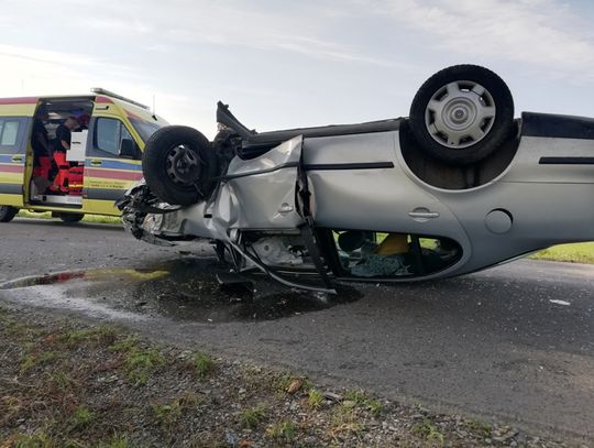 Auto po uderzeniu w drzewo zatrzymało się na dachu