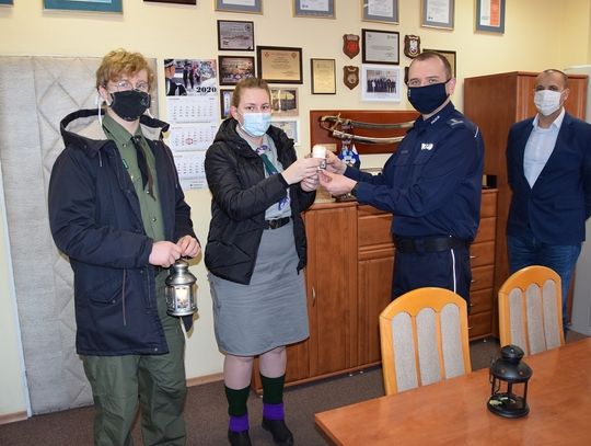 Betlejemskie Światło Pokoju trafiło do elbląskich policjantów