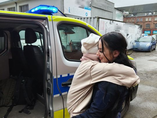 Bez butów, tylko w skarpetkach. 7-latka sama przyszła na Halę Elzam