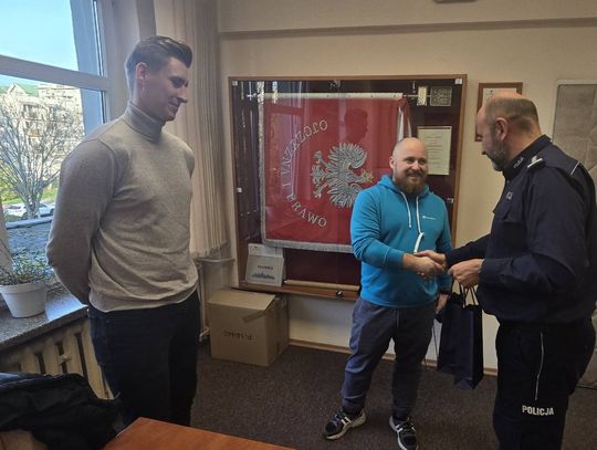 Bohaterska reakcja w centrum Elbląga – dzięki nim 87-latka nie straciła portfela Bohaterska reakcja w centrum Elbląga – dzięki nim 87-latka nie straciła portfela