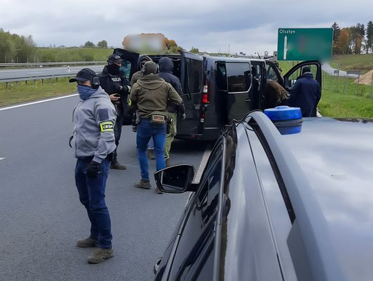 Broń, narkotyki i gotówka. Gang z Warmii i Mazur rozbity [FOTO]