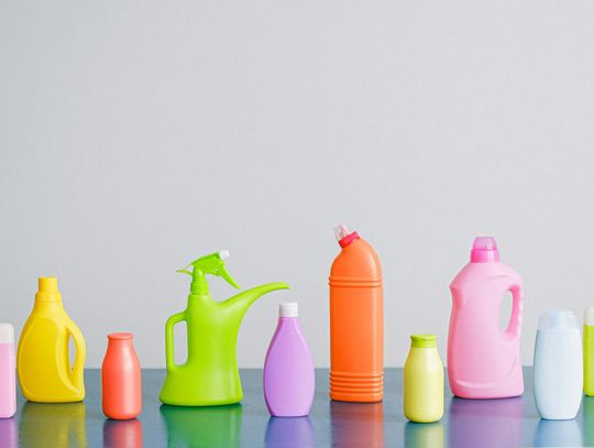 Butelka ze spryskiwaczem – praktyczne rozwiązanie do domu i firmy