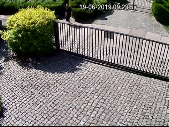 Było włamanie do domu. Pomóż ustalić mężczyzn z nagrania kamer [WIDEO]