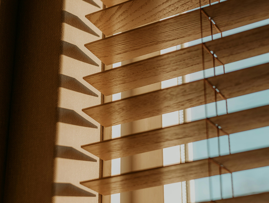 Chcesz odmienić mieszkanie w Elblągu? Zobacz, dlaczego żaluzje bambusowe to hit tego sezonu