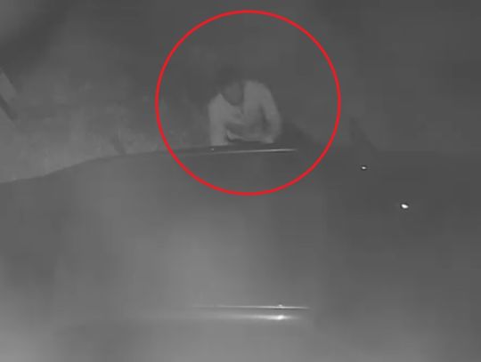 Chciał otworzyć  samochód, ale nie miał klucza. Szuka go policja [WIDEO]