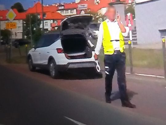 Udawał policjanta ruchu drogowego. Został zatrzymany przez prawdziwych funkcjonariuszy