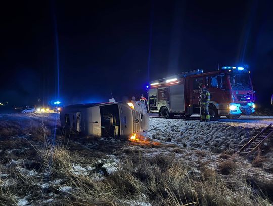 Chwile grozy w Kadynach– autobus na boku po podmuchu wiatru