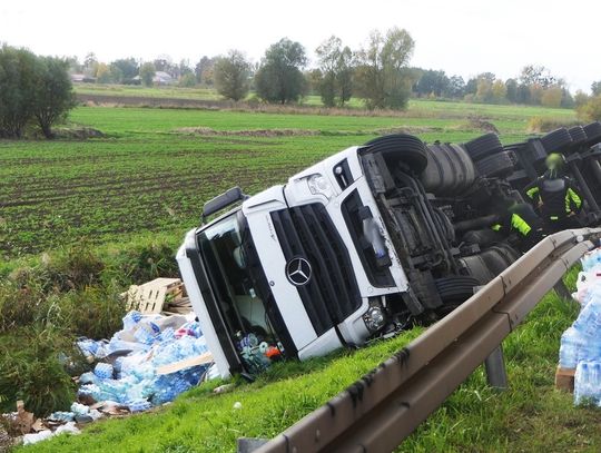 Ciężarówka załadowana butelkami wody wywróciła się na trasie Elbląg-Malbork