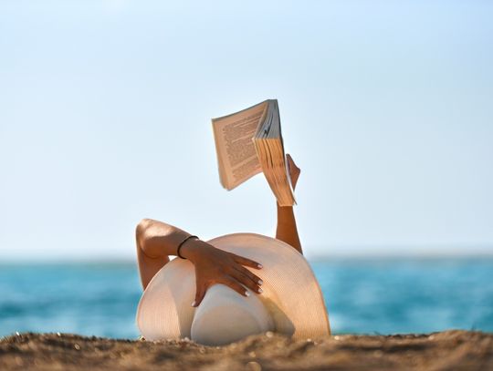 Co na plażę, co zabrać w góry. Książki na urlop