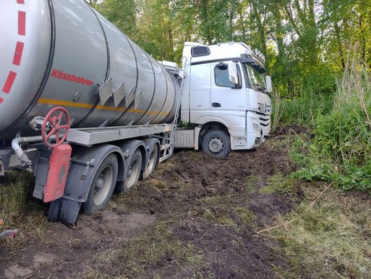 Cysterna zablokowała drogę Cysterna zablokowała drogę