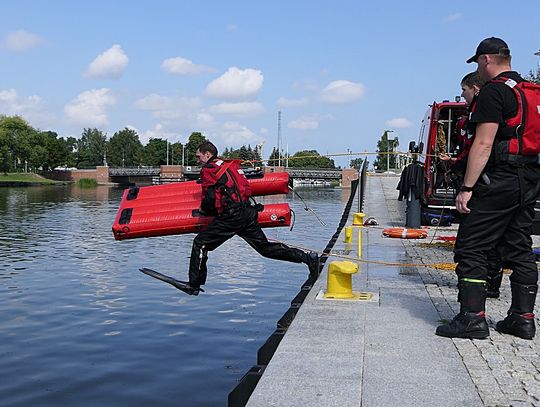 Człowiek w wodzie. Strażacy ćwiczyli w rzece Elbląg [ZDJĘCIA]