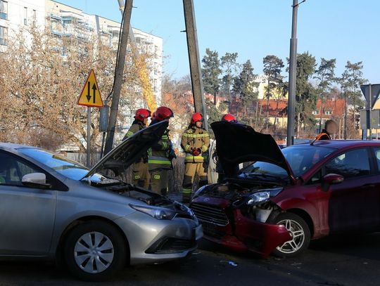 Czołowe zderzenie na skrzyżowaniu Wiejska-Obrońców Pokoju