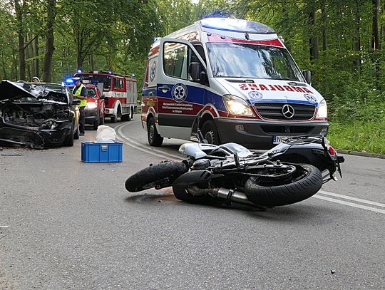 Czołówka motocyklisty z samochodem w Kadynach